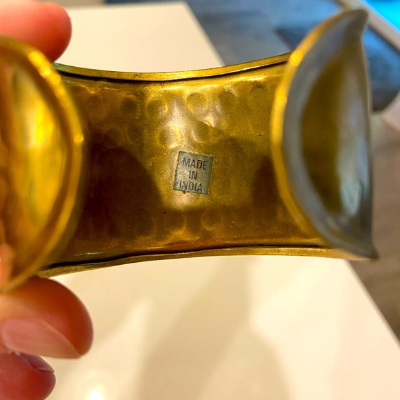 Hammered gold colored bracelet - Picture 4 of 4